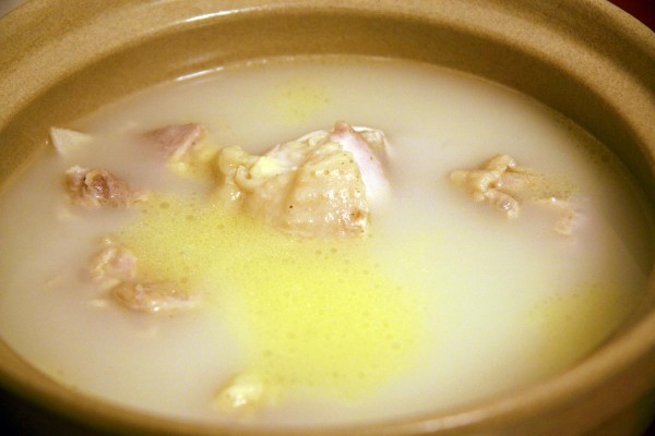 鶏ガラを煮込むだけでできる白濁した水炊きスープ（鶏白湯）